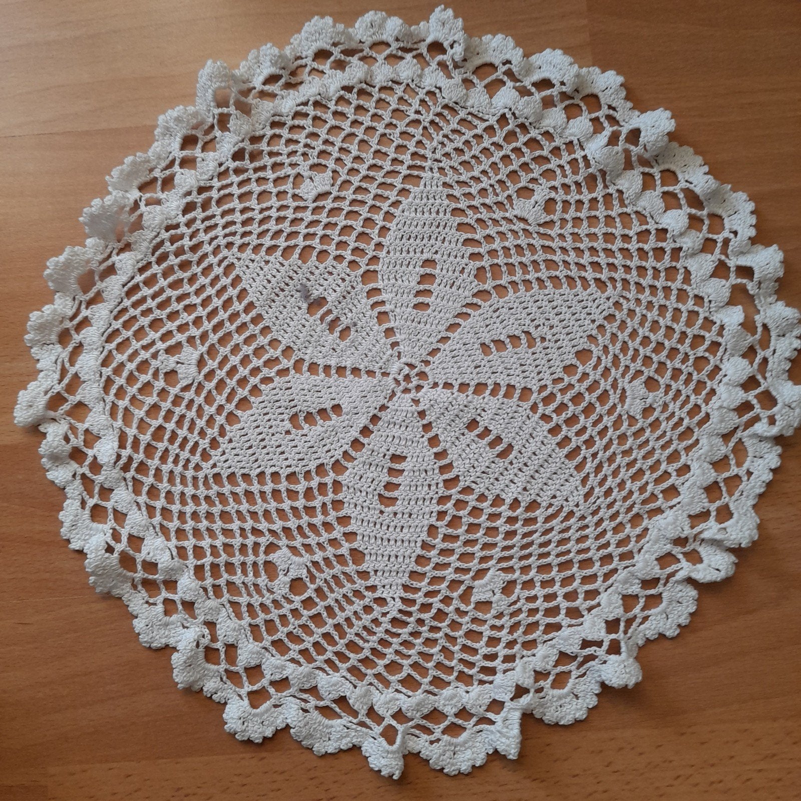 Gehaakte kanten kleedje: Bloem, Antiek en Kunst, Ophalen of Verzenden