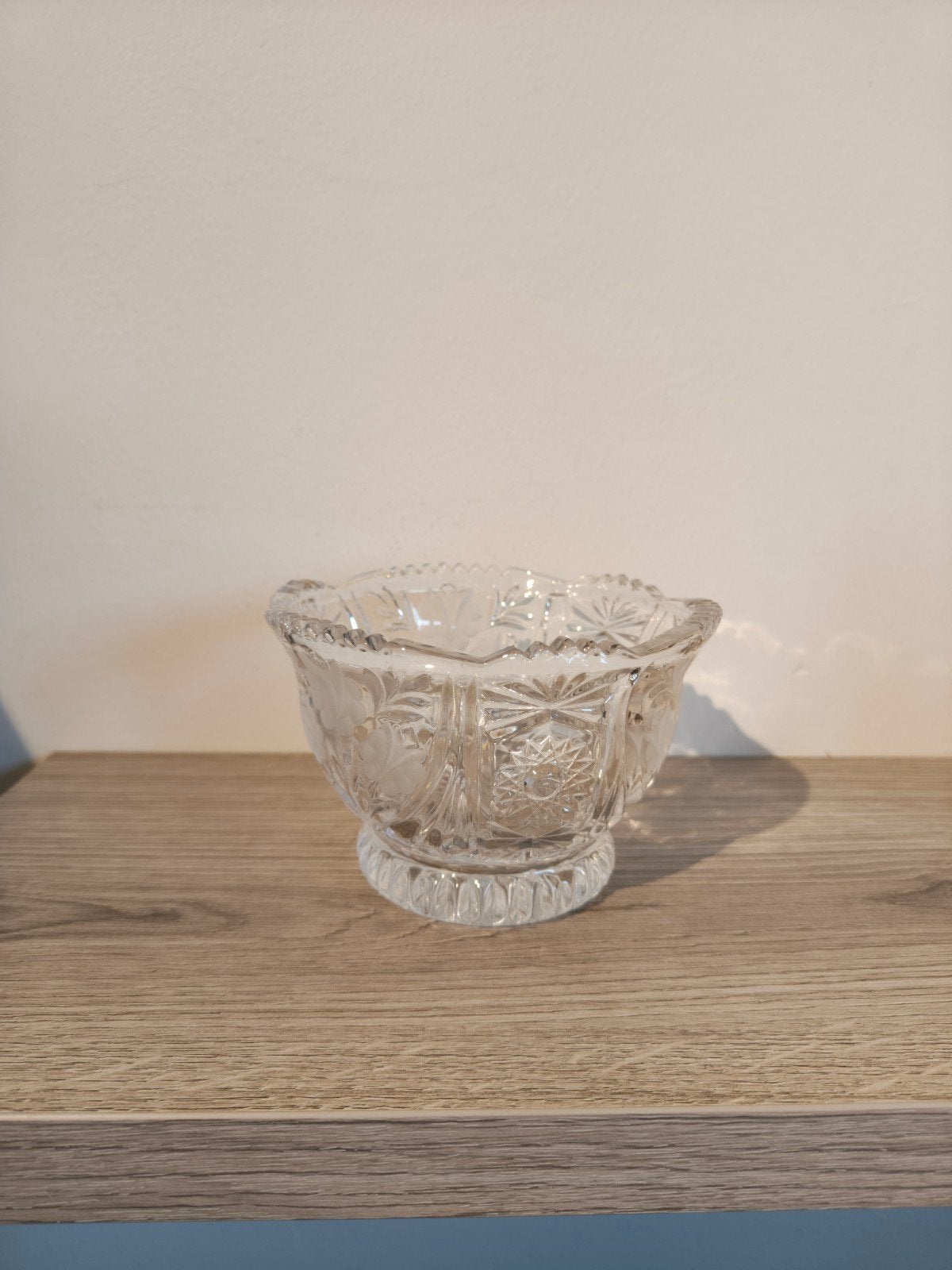 Vintage glazen schaal op voet – geslepen bloem, Antiek en Kunst, Ophalen of Verzenden