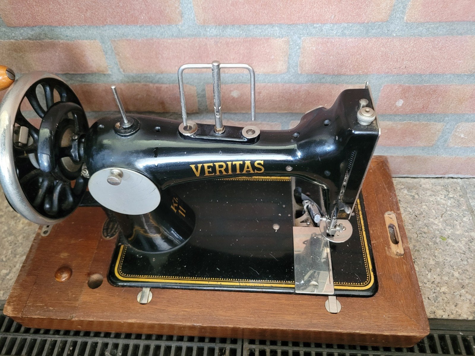 Naaimachine en kruidenkastje., Ophalen