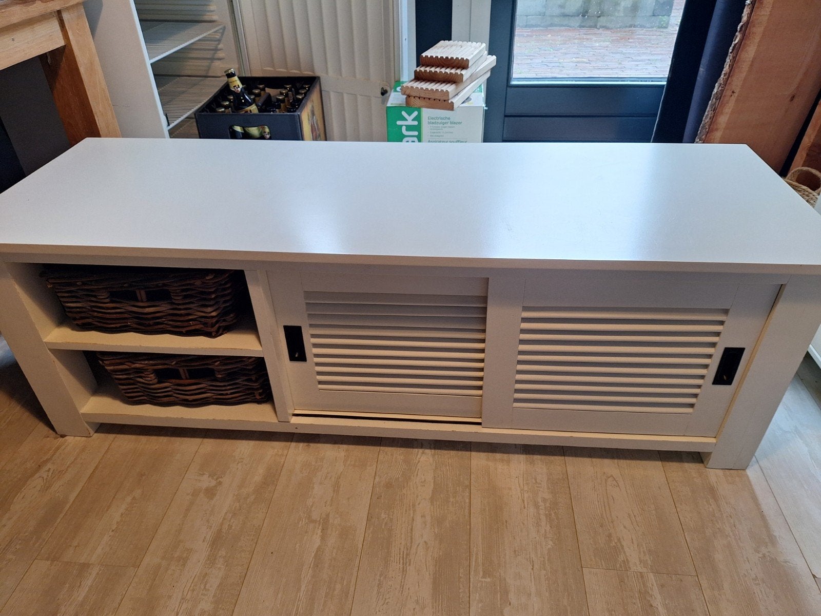 Witte landelijke TV-meubel met schuifdeuren en rieten manden, Ophalen, Gebruikt, 100 tot 150 cm, Minder dan 100 cm