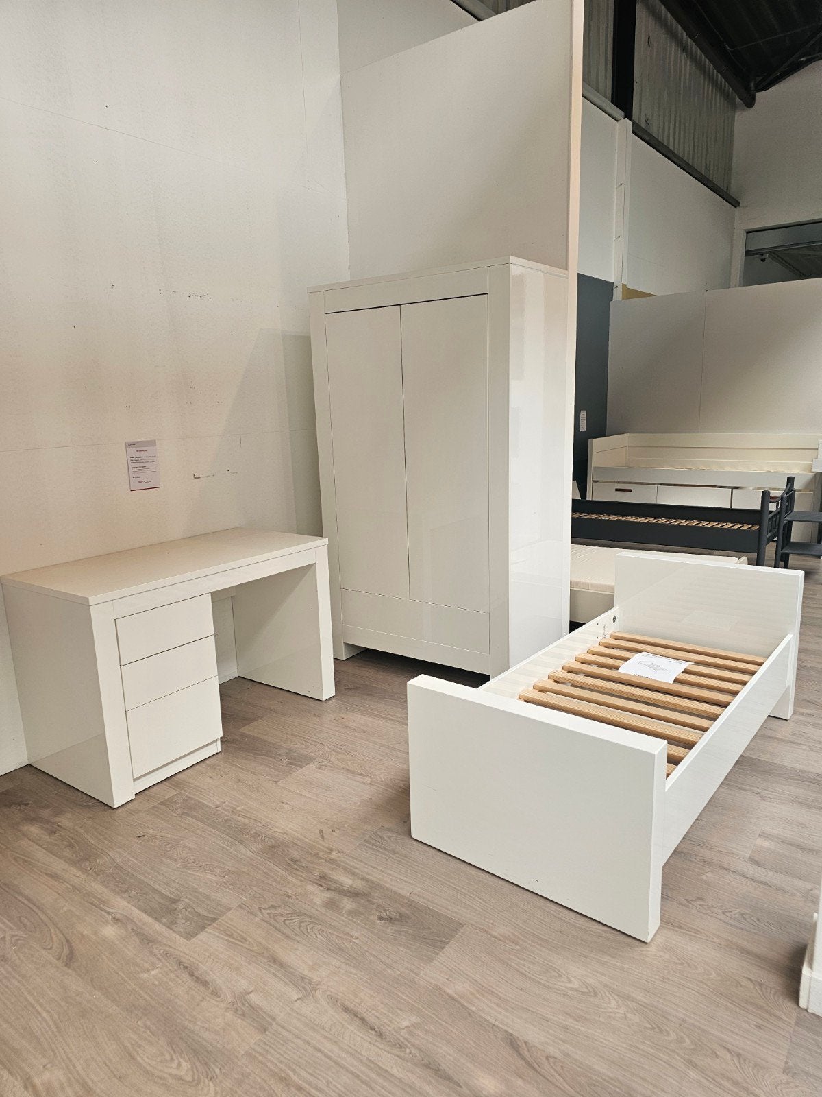 Alaska peuterbed 70x150, bureau, 2 deurskast, hoogglans wit., Ophalen, 70 tot 85 cm, 140 tot 160 cm, Zo goed als nieuw