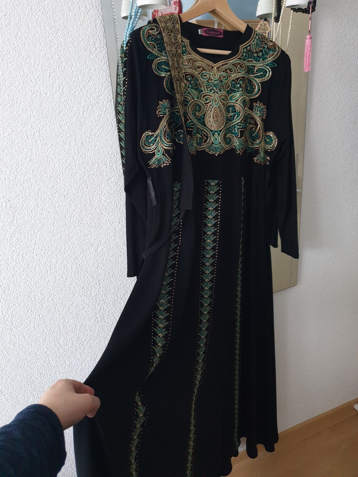 Elegante Zwarte Abaya met Gouden en Groene Borduurdetails, Ophalen of Verzenden, Zo goed als nieuw, Maat 42/44 (L)