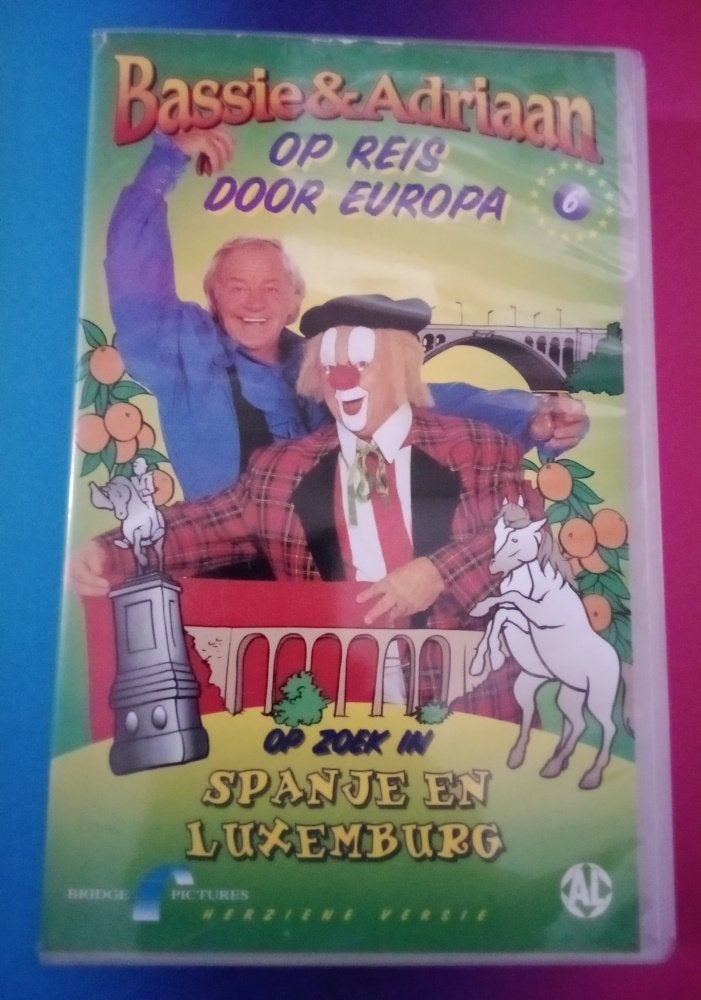 VHS - Bassie & Adriaan - Op reis - Spanje & luxemburg, Gebruikt, Verzenden, Alle leeftijden, Nederlands