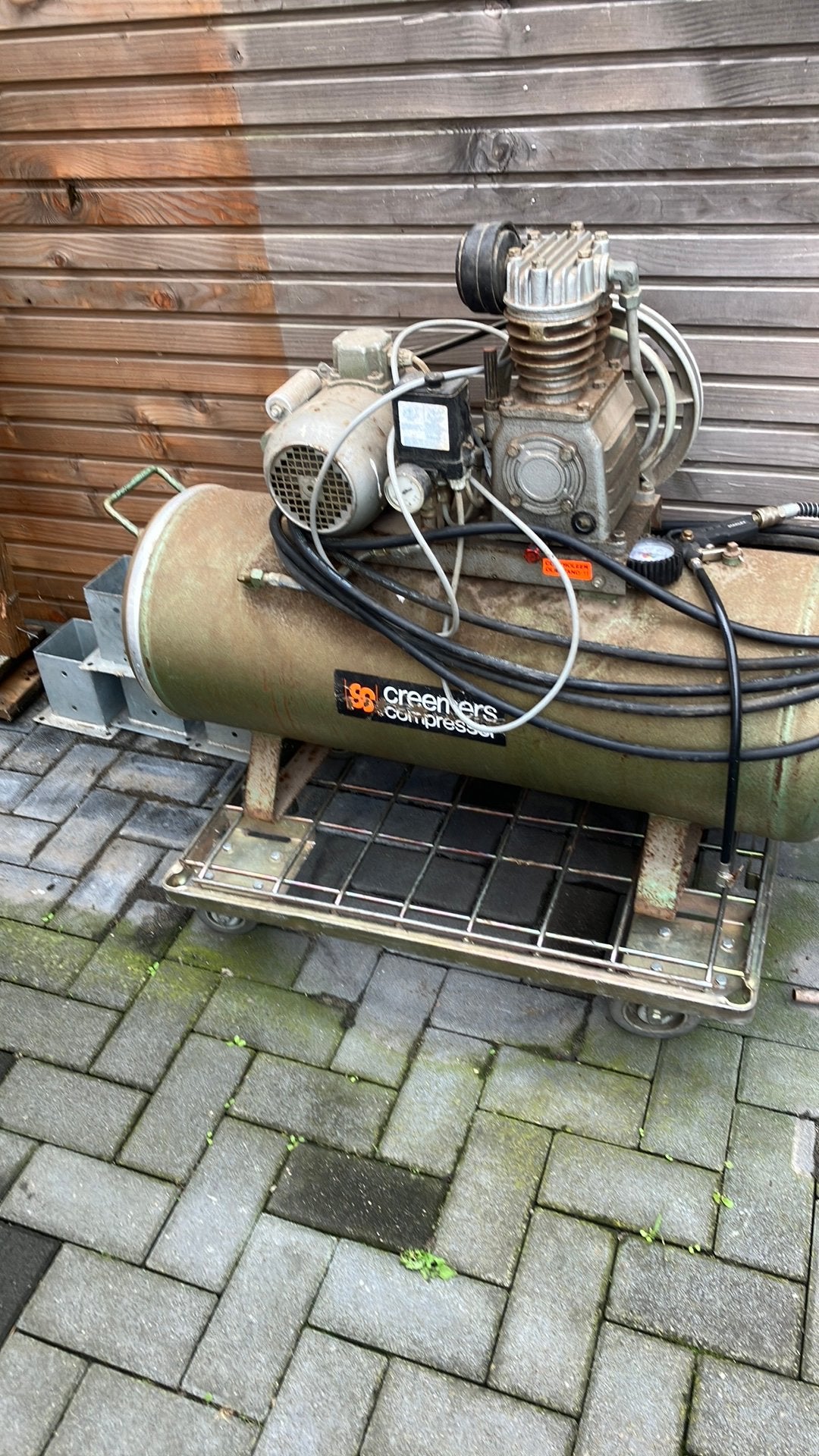 Oude compressor, maar werkt nog prima, met slang, Doe-het-zelf en Verbouw, Minder dan 25 liter, Ophalen, Zo goed als nieuw, Minder dan 200 liter/min