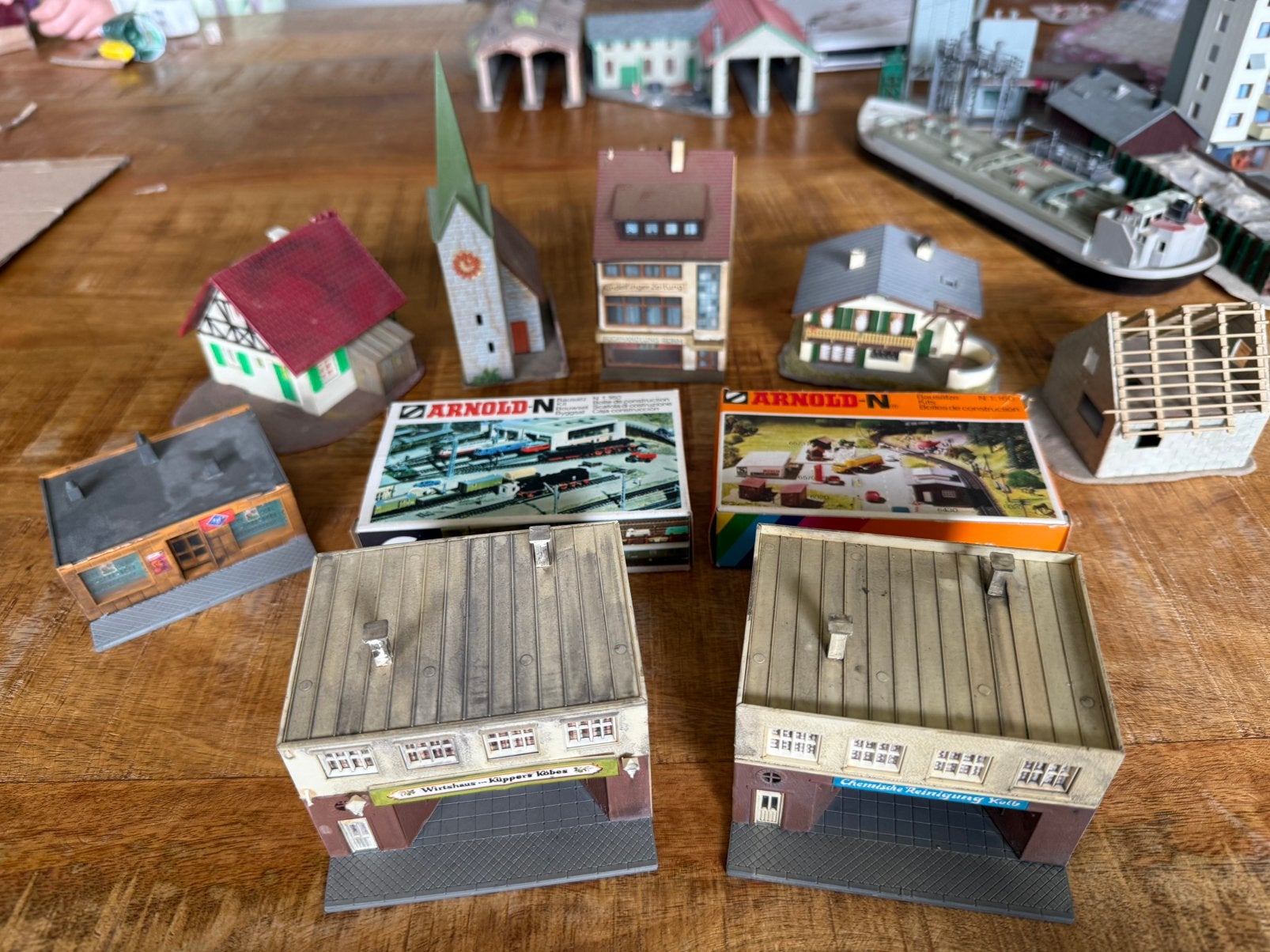 Set van 8 N spoor winkels kerk en gebouwen, Hobby en Vrije tijd, Modeltreinen | N-Spoor, Overige merken, Gelijkstroom of Wisselstroom