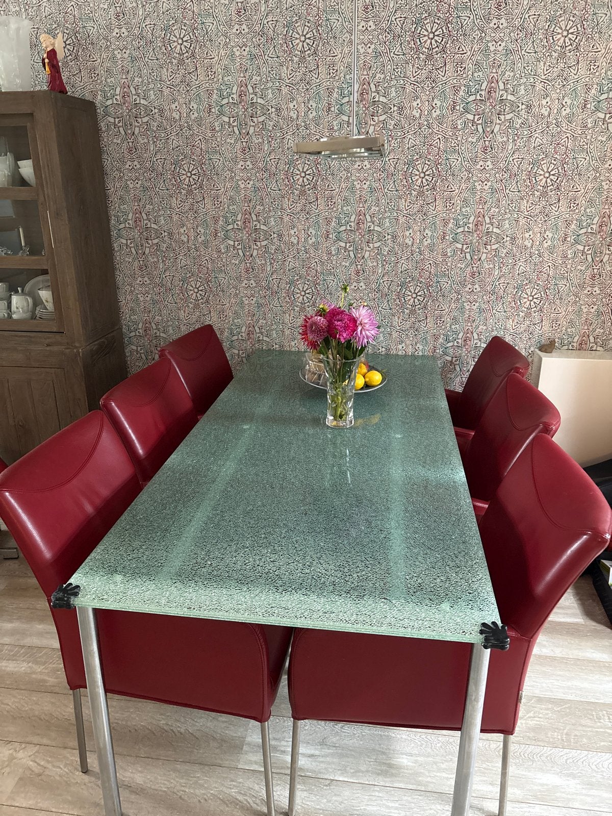 Eettafel met glazen blad en 6 rode leren stoelen, Ophalen of Verzenden, Gebruikt, Vijf personen of meer, Glas