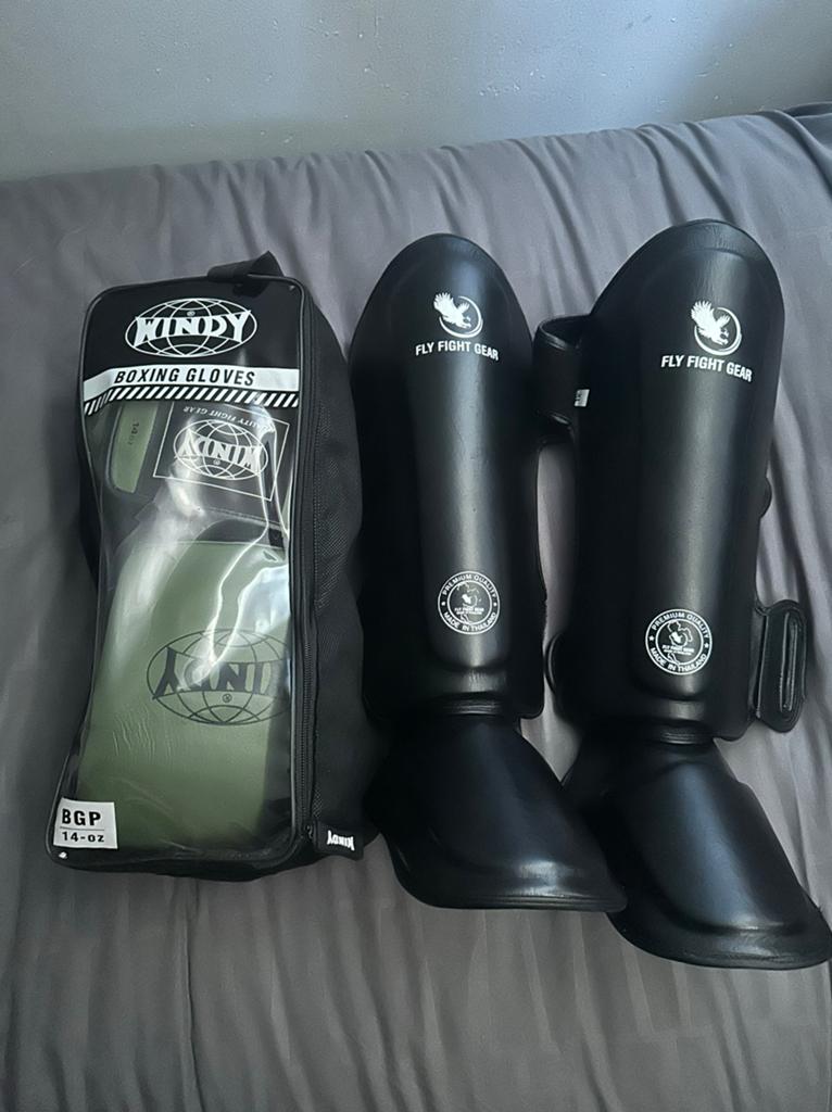 Windy kickboxhandschoenen 14oz + leren scheenbeschermers, Ophalen of Verzenden, Zo goed als nieuw, Overige, Vechtsportmateriaal