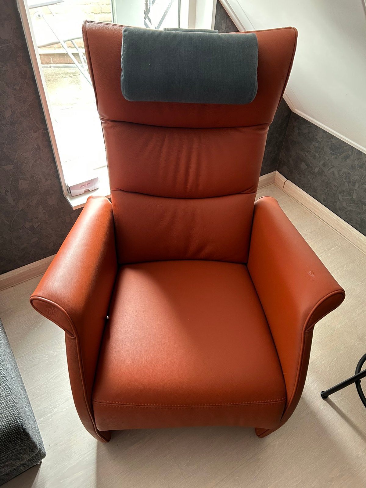 Prominent stoel met lichte schade, Huis en Inrichting, Fauteuils, Ophalen, Gebruikt, 50 tot 75 cm, Leer