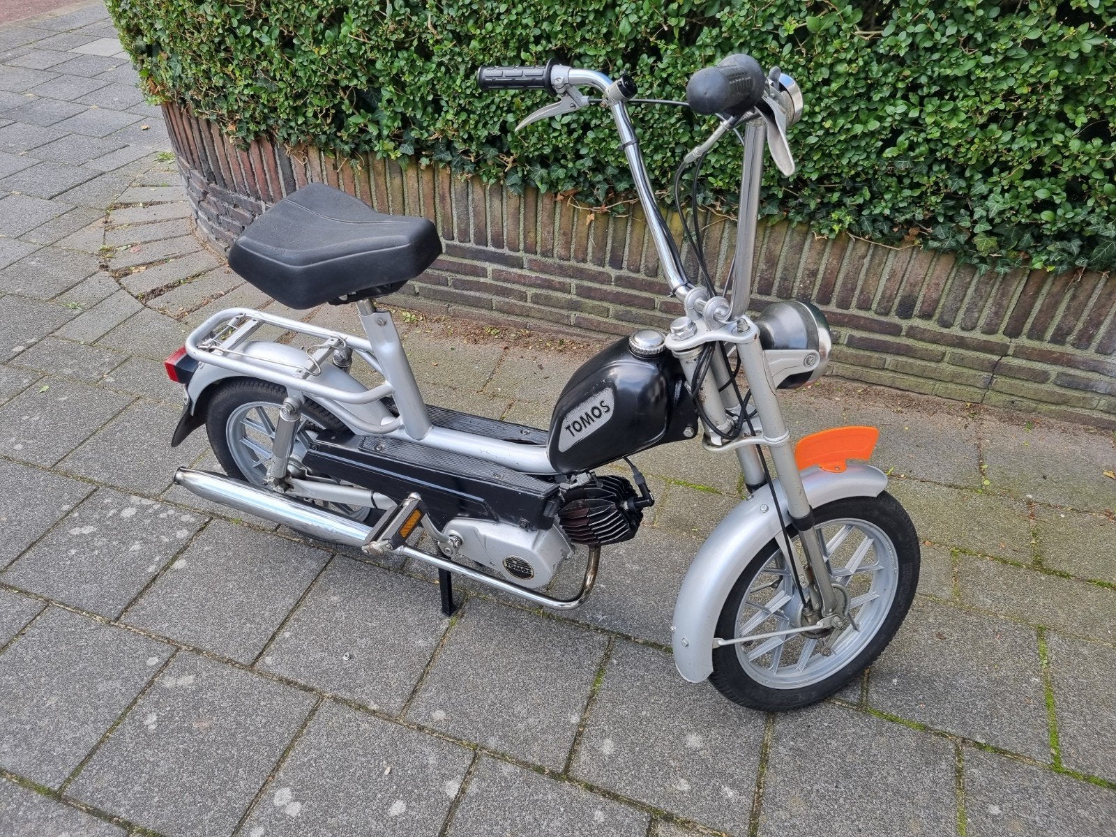Tomos zonder kenteken. Loopt niet staat al lang stil.
Zonder, Fietsen en Brommers, Brommers | Tomos, Ophalen, Gebruikt, Overige modellen