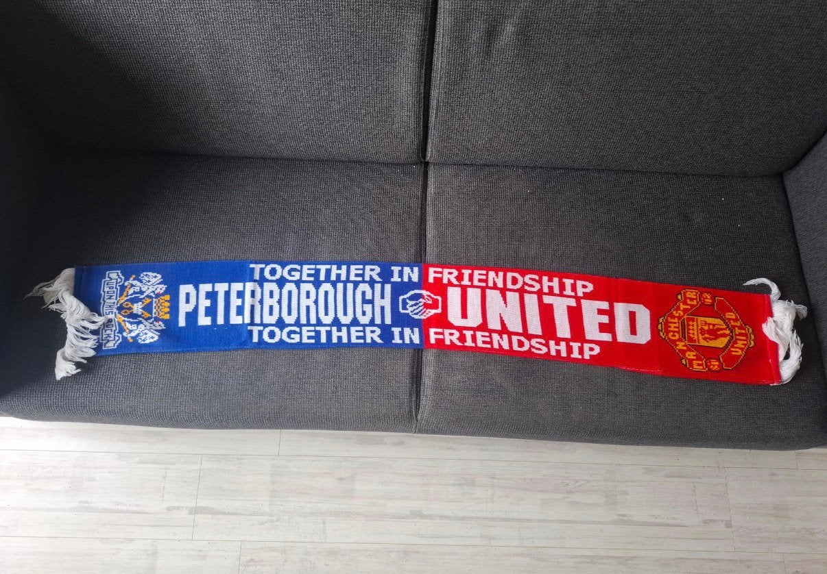 Manchester United Peterborough sjaal, Verzamelen, Ophalen of Verzenden, Zo goed als nieuw, Buitenlandse clubs, Vaantje of Sjaal