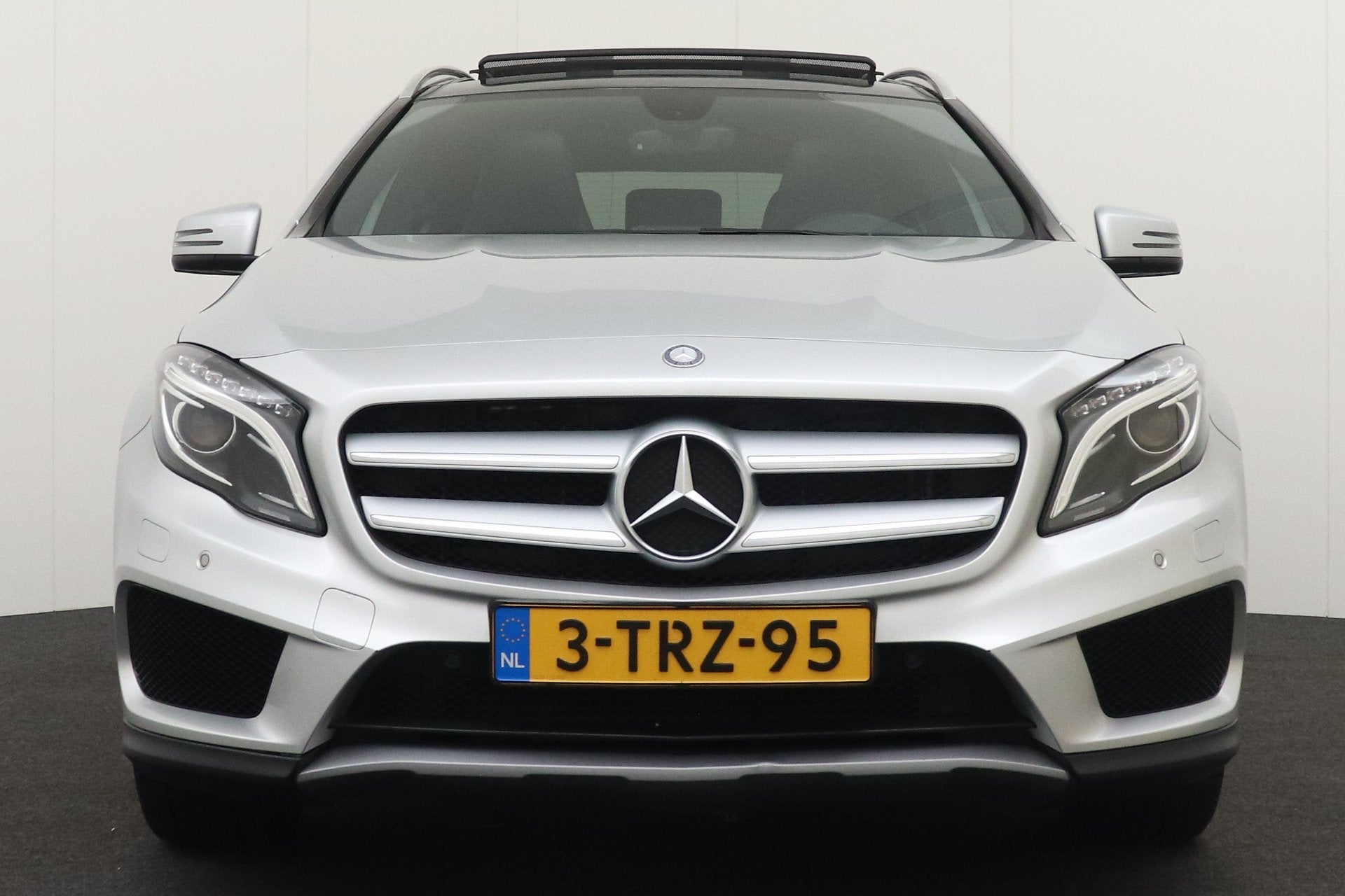 Mercedes-Benz GLA 200 157 PK Aut. AMG-Line Pano-Dak Memory T, Auto's, Dealer onderhouden, Gebruikt, 715 kg, Bi-Xenon koplampen