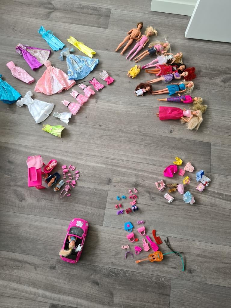 Barbie's en toebehoren zie foto's, Ophalen, Zo goed als nieuw, Barbie