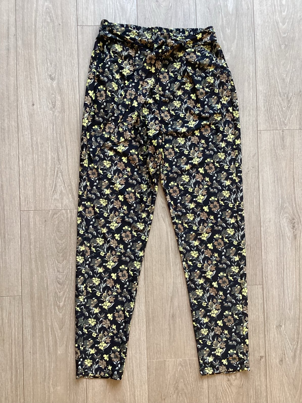 G-MAXX travel broek zwarte met gele en bruine bloemetjes L, Zwart, Maat 42/44 (L), Ophalen of Verzenden, Zo goed als nieuw
