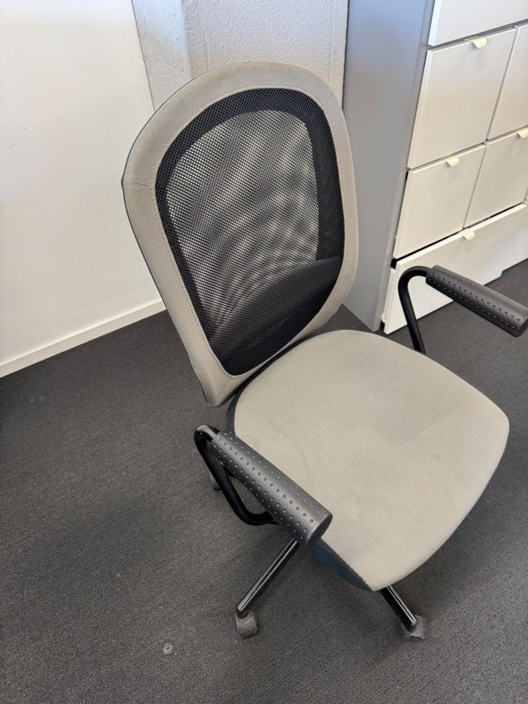 2x Bureaustoel grijs met mesh rug en armleuningen, Ophalen, Gebruikt, Grijs, Bureaustoel
