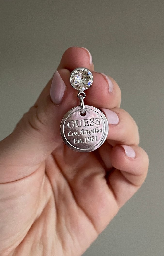guess oorbellen zilver kleurig met logo en strass, Sieraden, Tassen en Uiterlijk, Hangers, Ophalen of Verzenden, Zo goed als nieuw