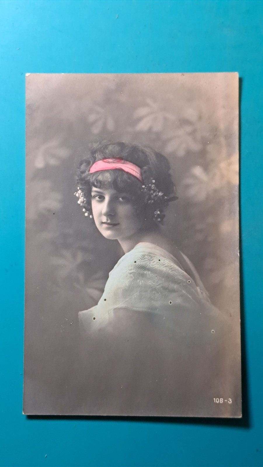 meisje model met roze haarband, Belle Époque, Ophalen of Verzenden, Voor 1920, Gelopen