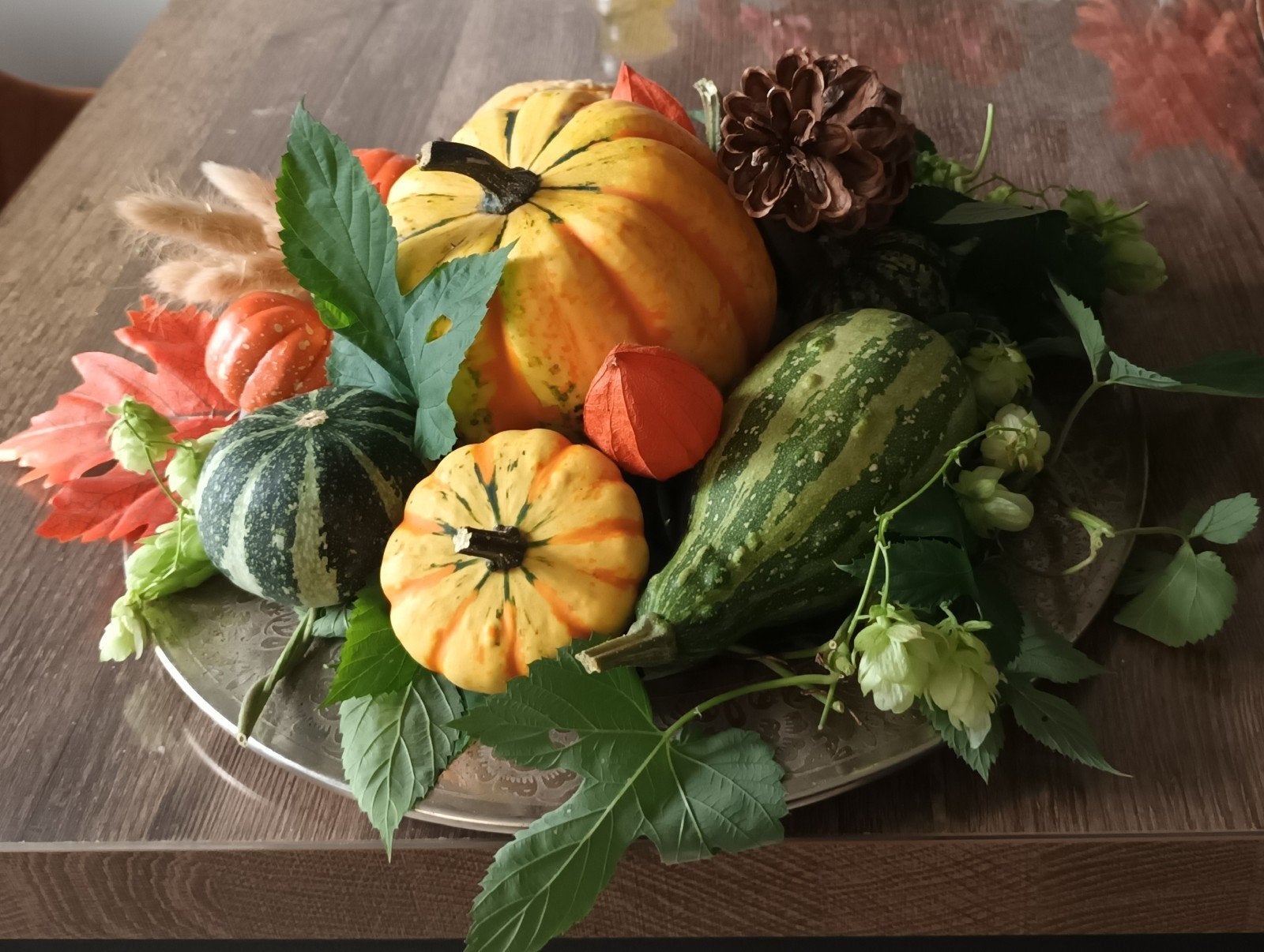 Herfststuk met zilverkleurige schaal., Ophalen, Volle zon, Minder dan 100 cm