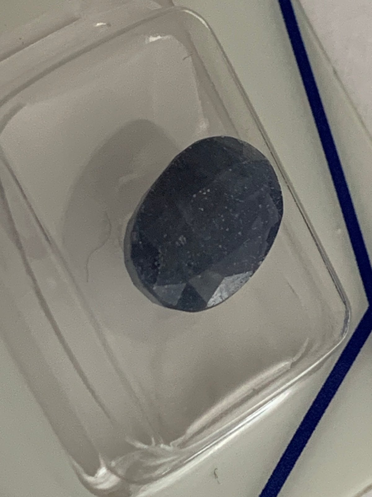Diep blauwe prachtige saffier 5,81 crt met certificaat, Ophalen of Verzenden
