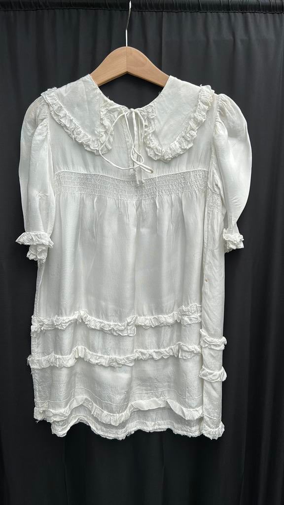 Oud antiek sleets jurkje, satijn kant kraag, Antiek en Kunst, Antiek | Kleding en Accessoires, Ophalen of Verzenden, Kinderen