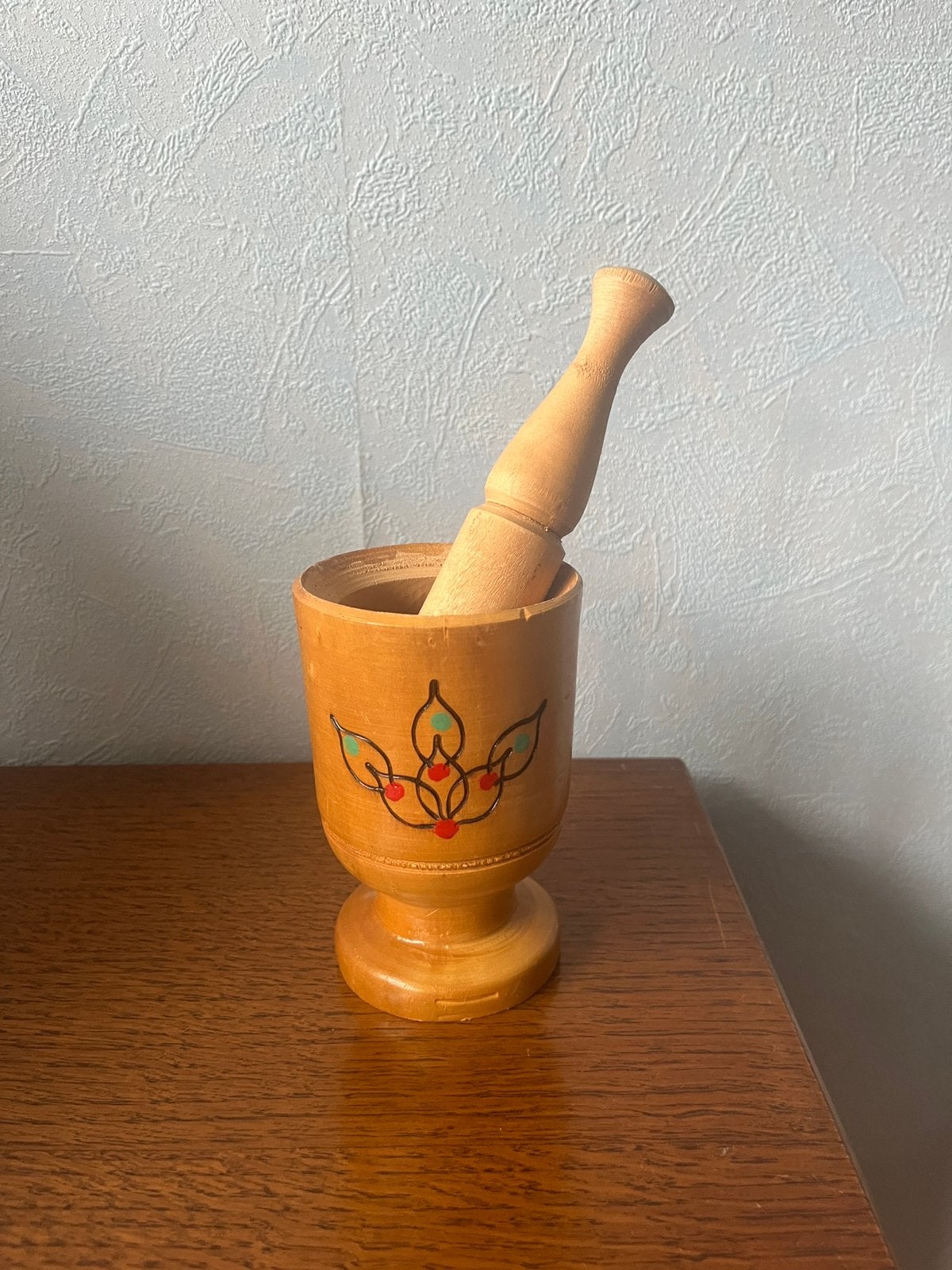 vintage handgedraaide houten vijzel en stamper, Ophalen of Verzenden