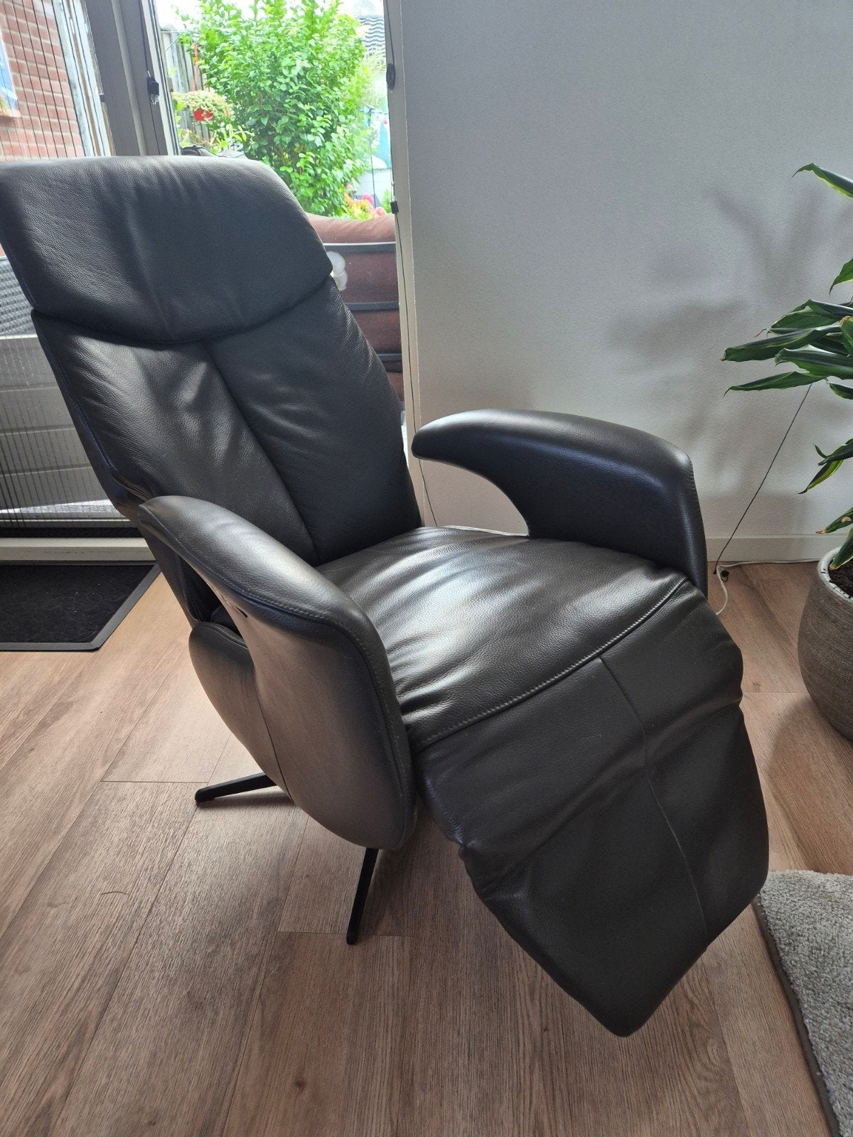 Foto 3 van Donkerbruine relaxfauteuil - Comfortabel en stijlvol