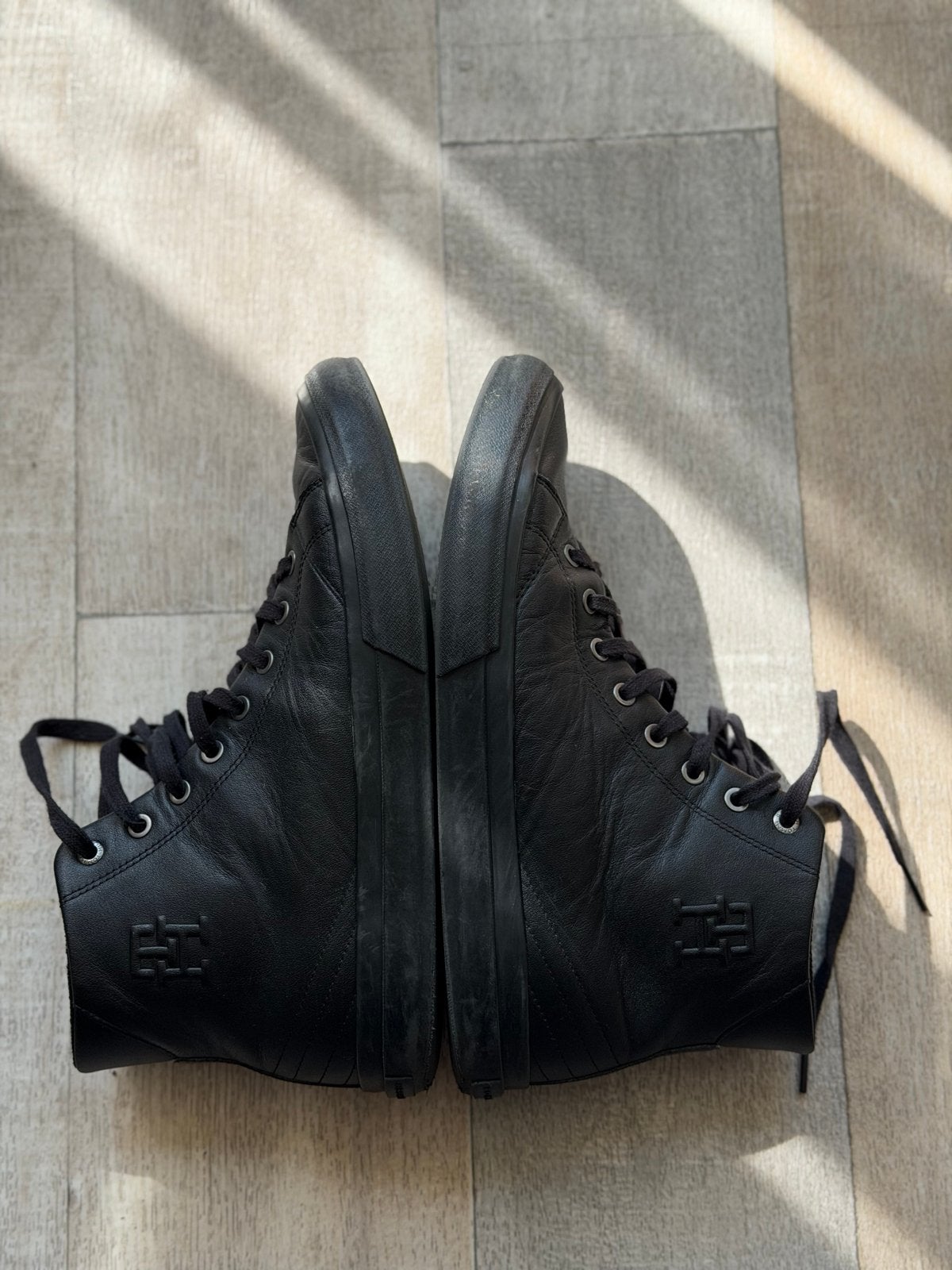 Tommy Hilfiger zwarte leren sneakers - maat 42, Kleding | Heren, Ophalen of Verzenden, Gedragen, Zwart, Sneakers of Gympen