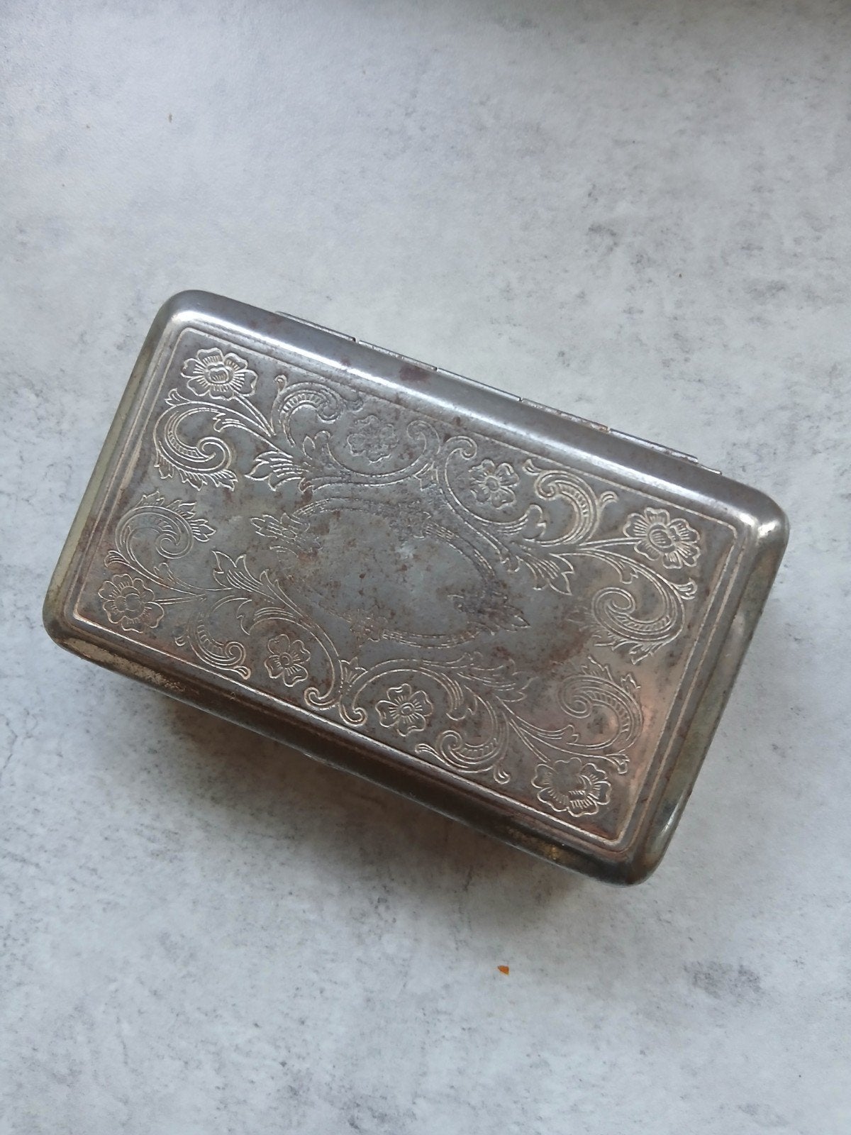 Antieke Zilverkleurige Sigarettendoos met Bloemmotief, Ophalen of Verzenden, Zilver