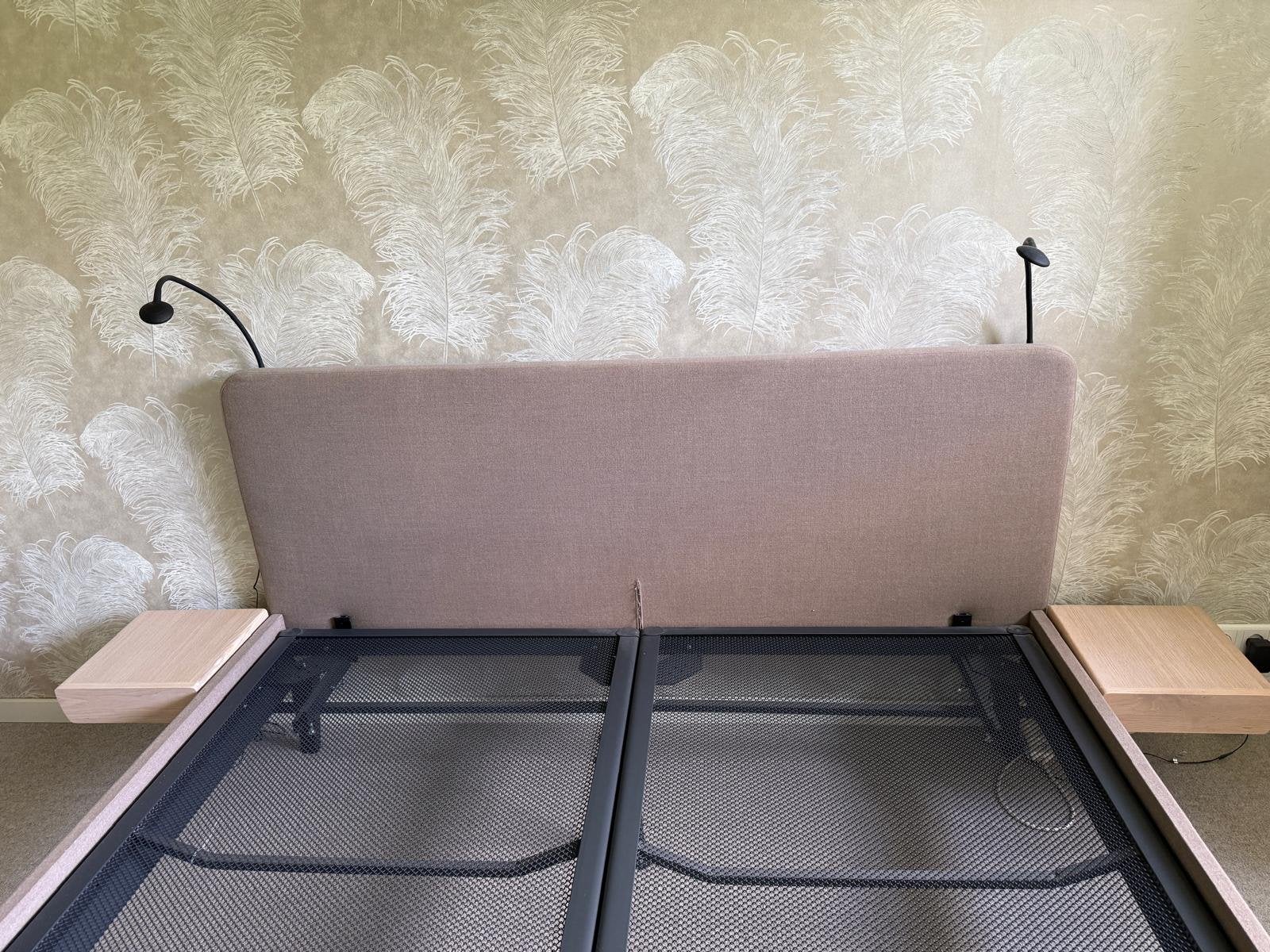 Avek Stiel bed met spiraalbodem en nachtkastjes, Ophalen, Overige materialen, Beige, Tweepersoons