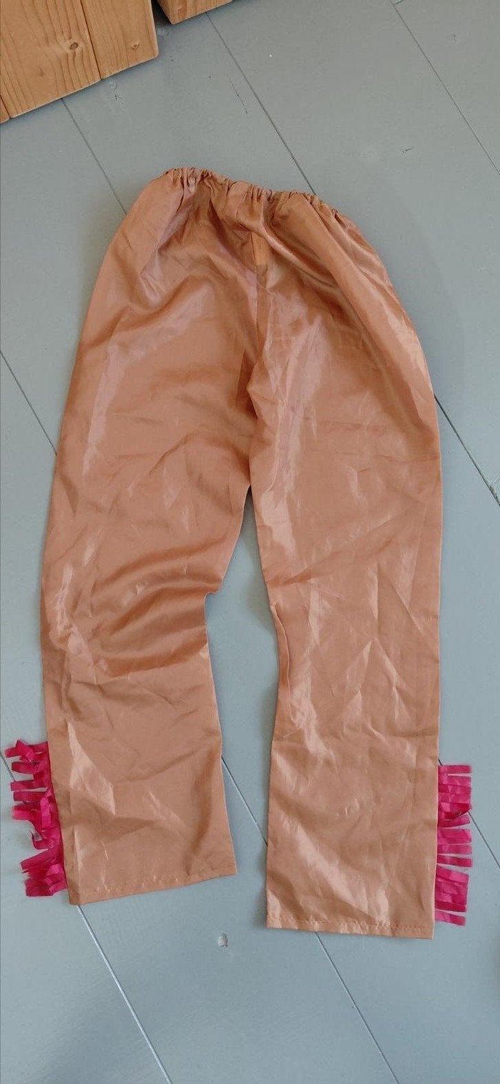 cowboy broek bruine broek met rode franjes, maat 128, Broek, Jongen of Meisje, Ophalen of Verzenden, Zo goed als nieuw
