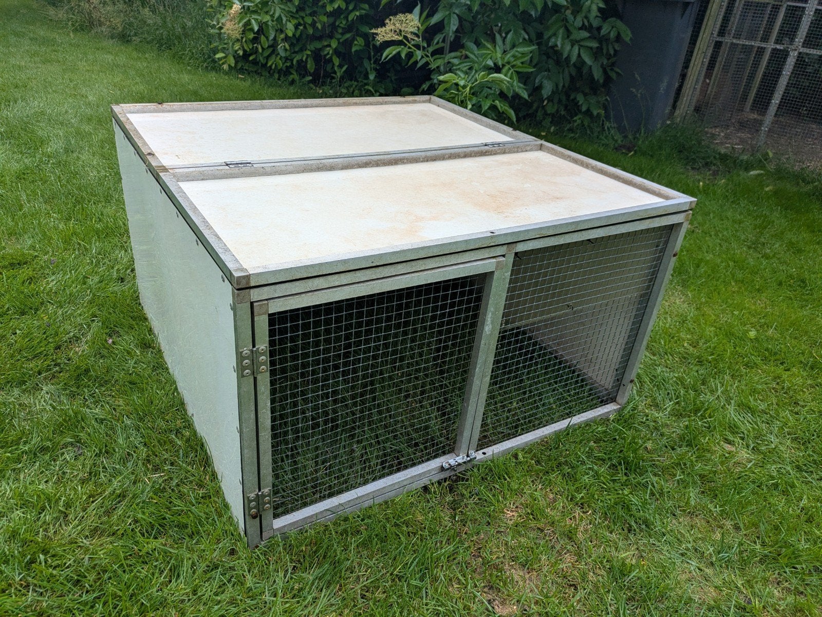 Nachthok van aluminium en trespa voor konijnen / kippen, Dieren en Toebehoren, Knaagdieren en Konijnen | Hokken en Kooien, Ophalen