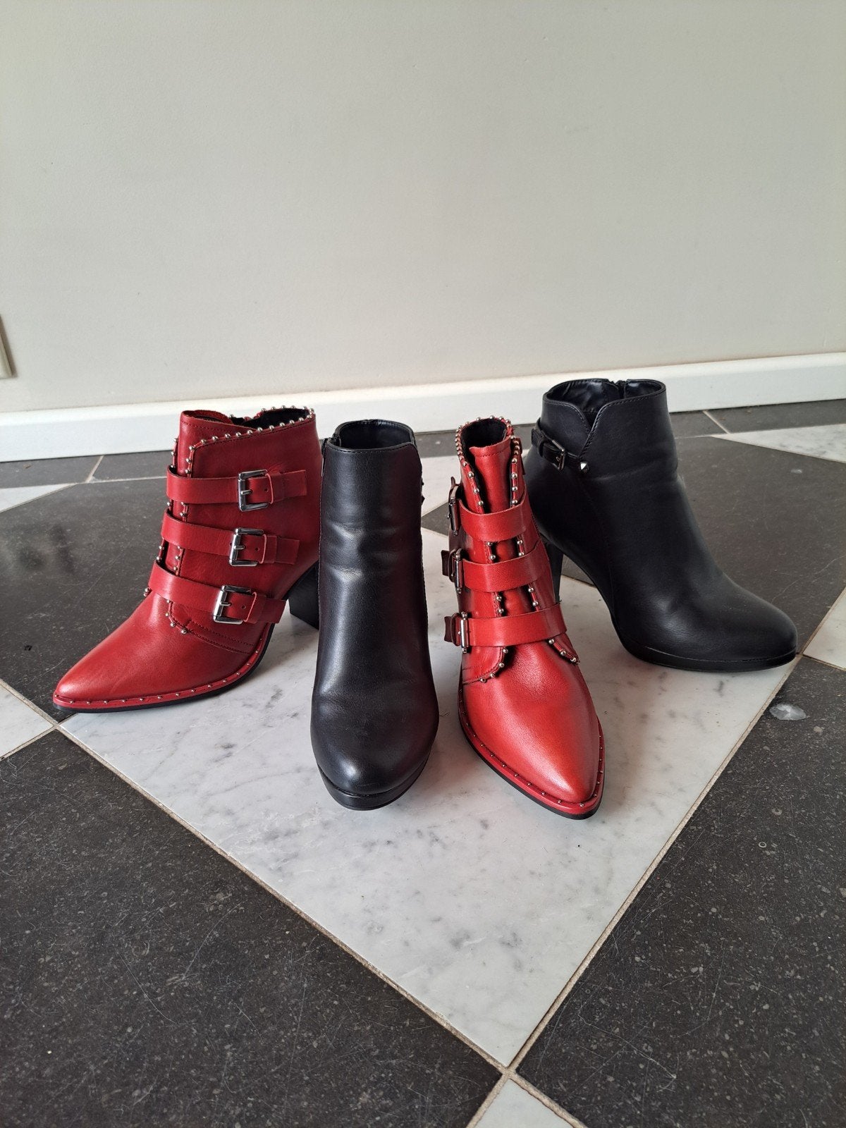 2 paar stoere laarzen, maat 39, rood en zwart, met rits, Kleding | Dames, Schoenen, Ophalen of Verzenden