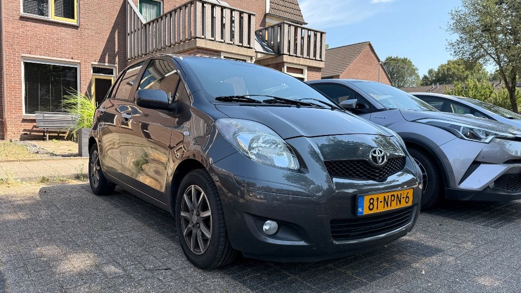 Toyota Yaris 1.3 16V Vvt-i 5DR MMT 2010 Grijs, Stof, 40 €/maand, 750 kg, 4 cilinders
