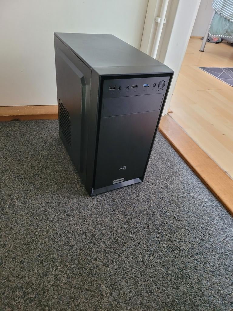 Aerocool cs 104  behuizing incl voeding, Computers en Software, Computerbehuizingen, Ophalen of Verzenden