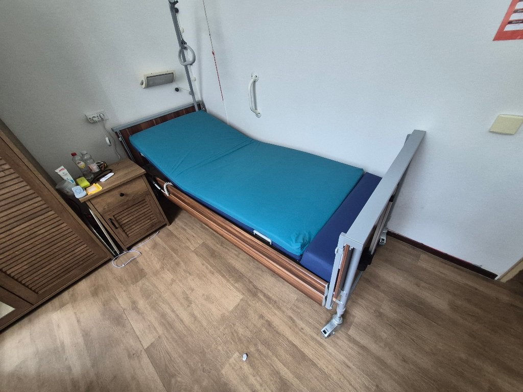 Verstelbaar Eenpersoons Zorgbed met Matras, Ophalen, Eenpersoons, Bruin, Zorgbed, Medisch, Praktisch