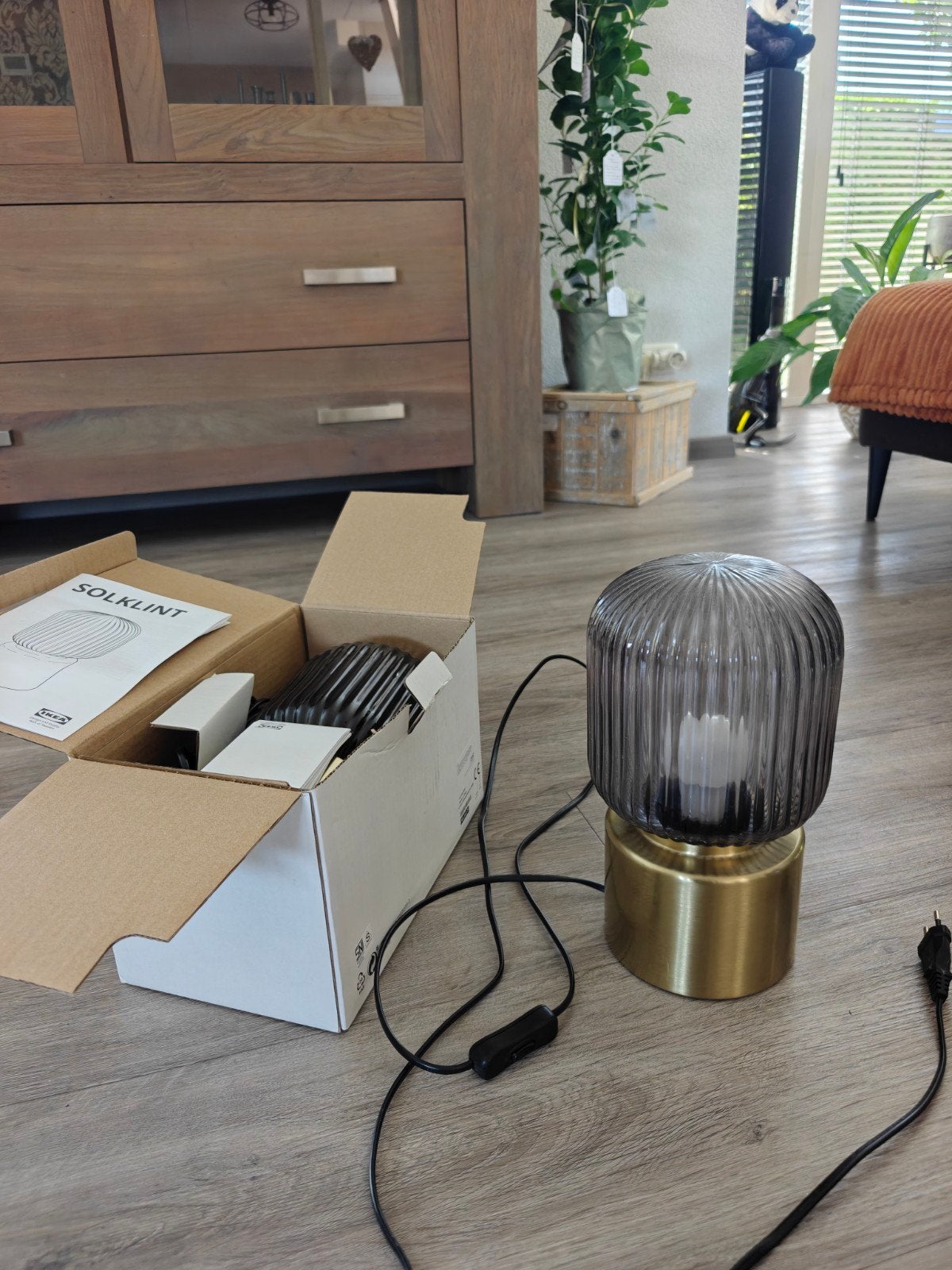 2x IKEA SOLKLINT Tafellamp - Goudkleurig met Geribbeld Glas, Met schakelaar, Goud, Nachtlamp, Zo goed als nieuw