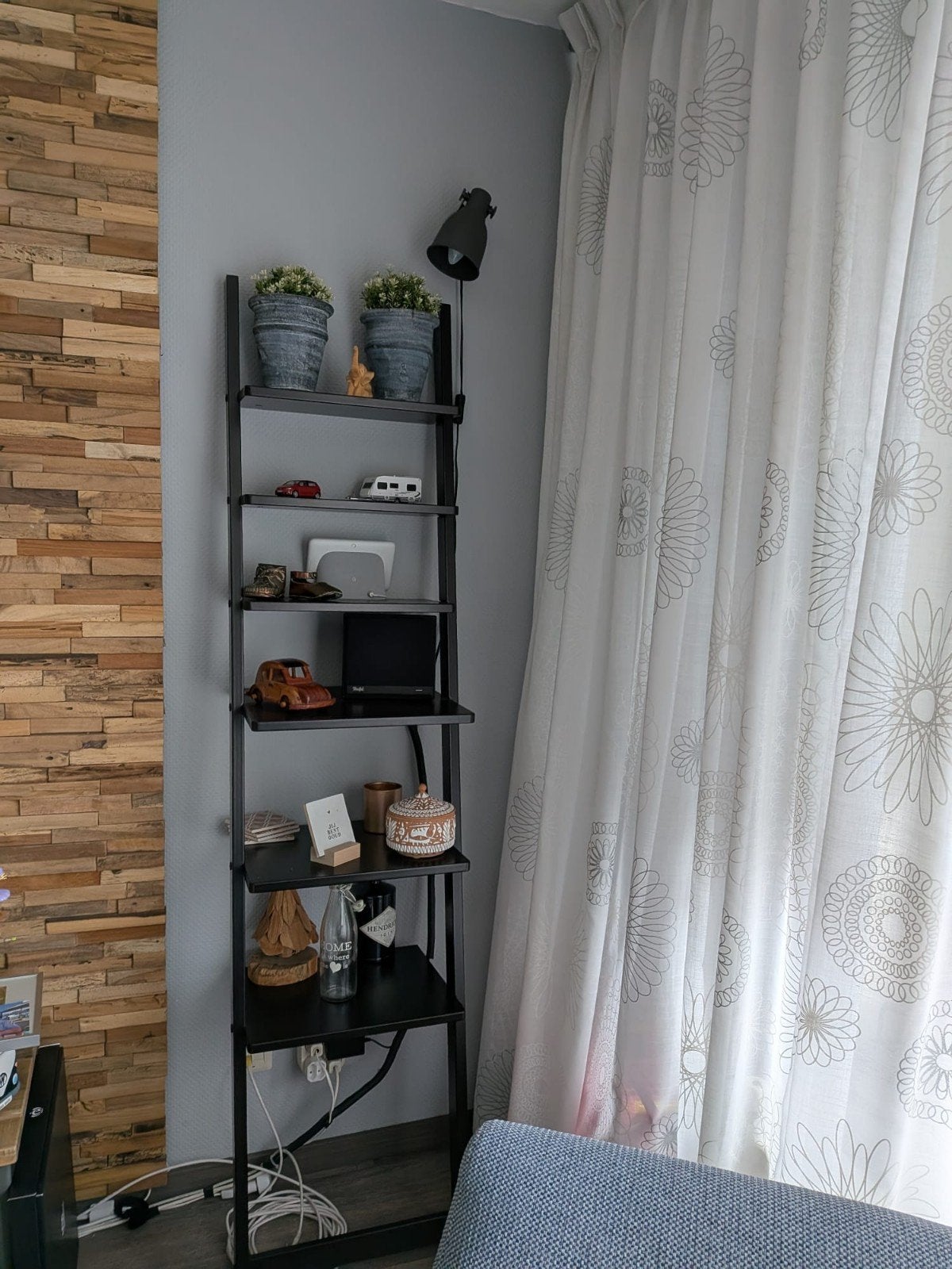 Zwart houten wandrek/boekenplank, Ophalen