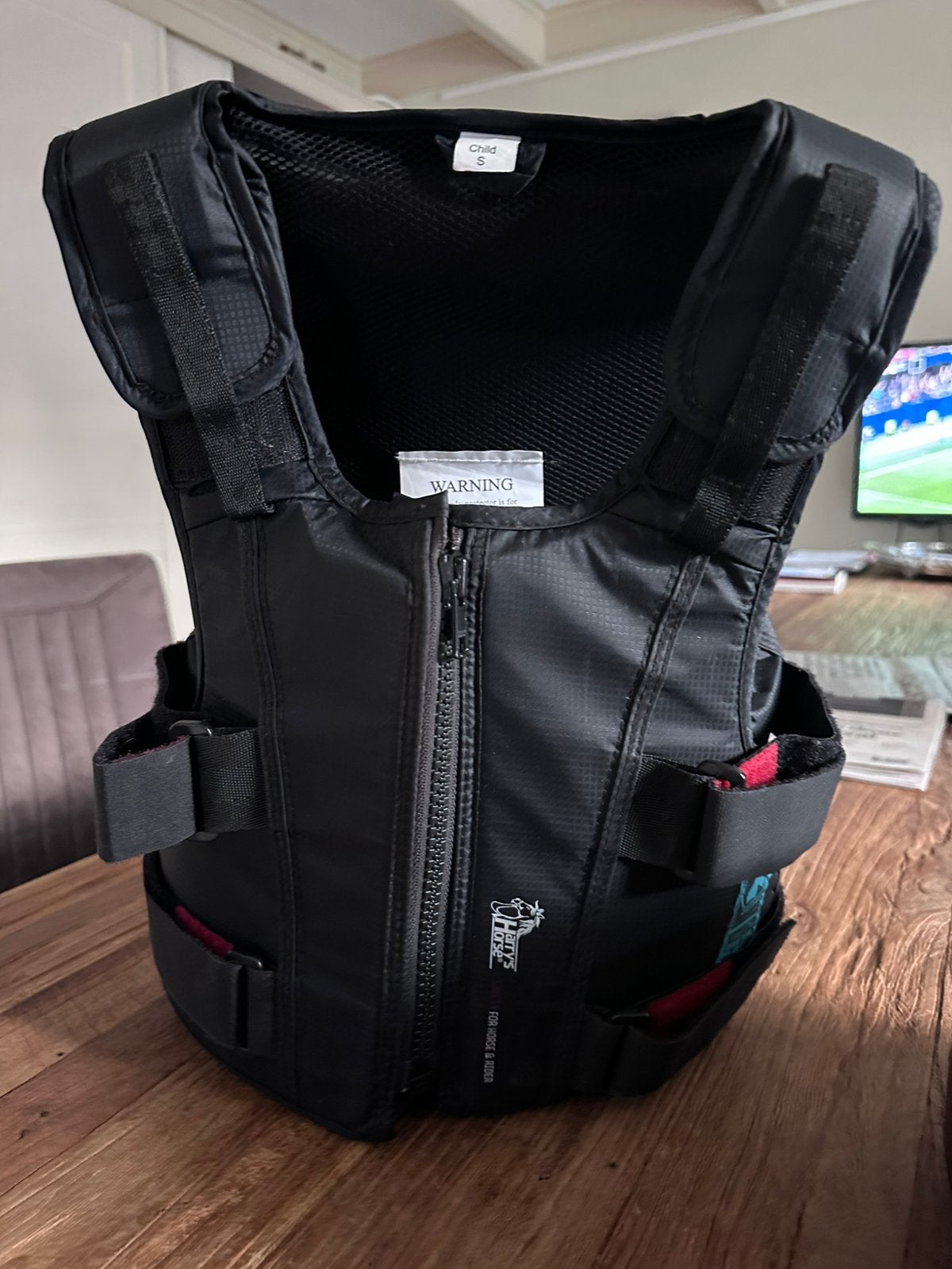 Bodyprotector Harry’s Horse kind maat s en matzwarte rijhelm, Ophalen, Nieuw