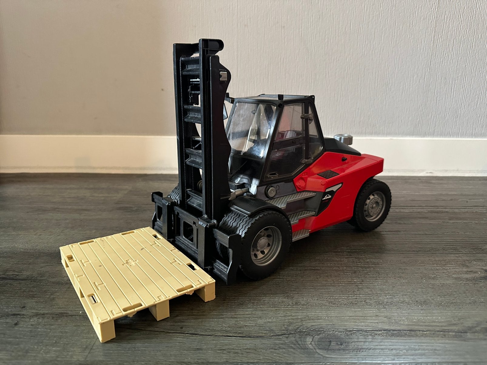 Bruder Linde heftruck, Ophalen
