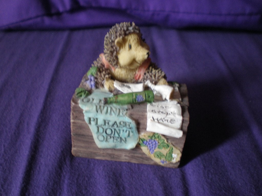 Vintage miniatuur openklapbaar kistje met wijn en egel., Verzamelen, Ophalen of Verzenden, Gebruikt, Overige typen