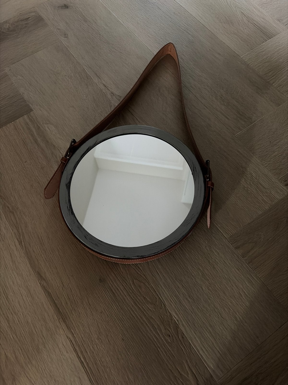 Ronde spiegel met leren band - Modern design, Huis en Inrichting, Minder dan 50 cm, Rond, Ophalen of Verzenden, Zo goed als nieuw