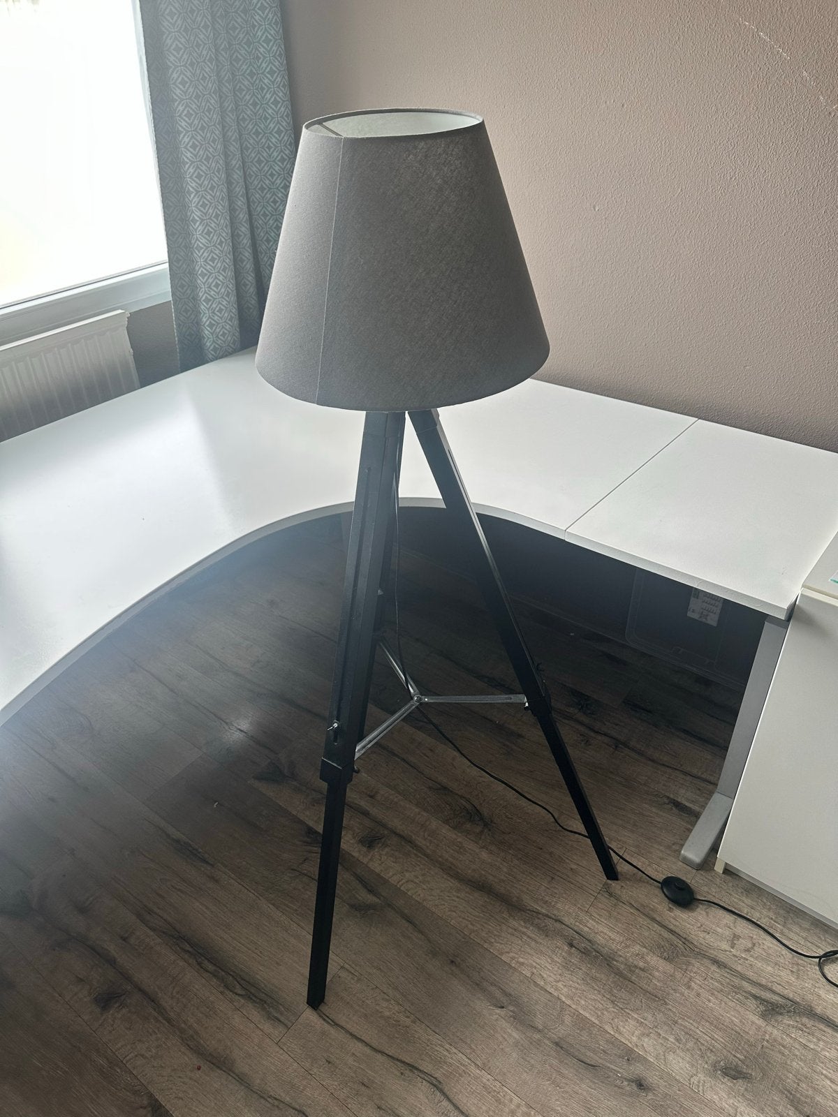 Moderne vloerlamp met grijze kap en driepoot onderstel, Ophalen, Gebruikt, E27 (groot), 100 tot 150 cm