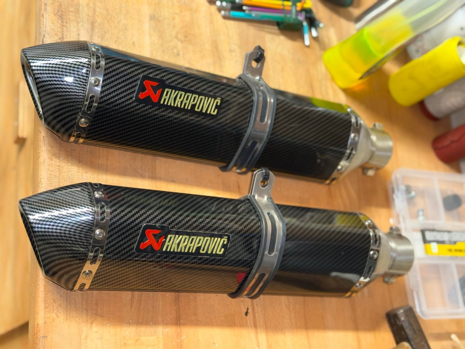 2x Akrapovic imitatie uitlaat dempers carbon look, Ophalen of Verzenden, Gebruikt
