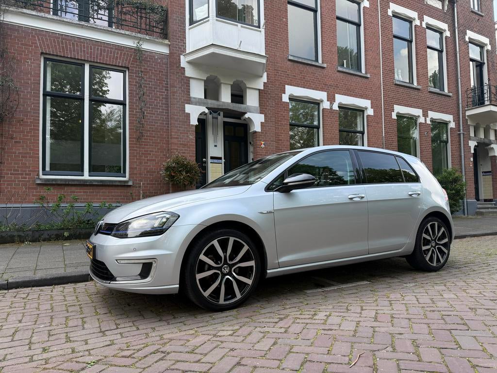 Volkswagen Golf E-golf 5D 2015 Grijs, Stof, Bluetooth, 115 pk, 405 min