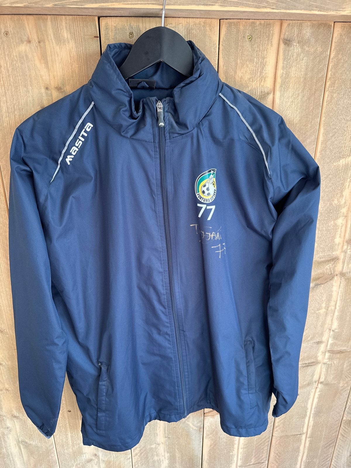 Jas Tijjani Noslin Fortuna Sittard - Gedragen en Gesigneerd, Maat L, Ophalen of Verzenden, Gebruikt, Overige typen