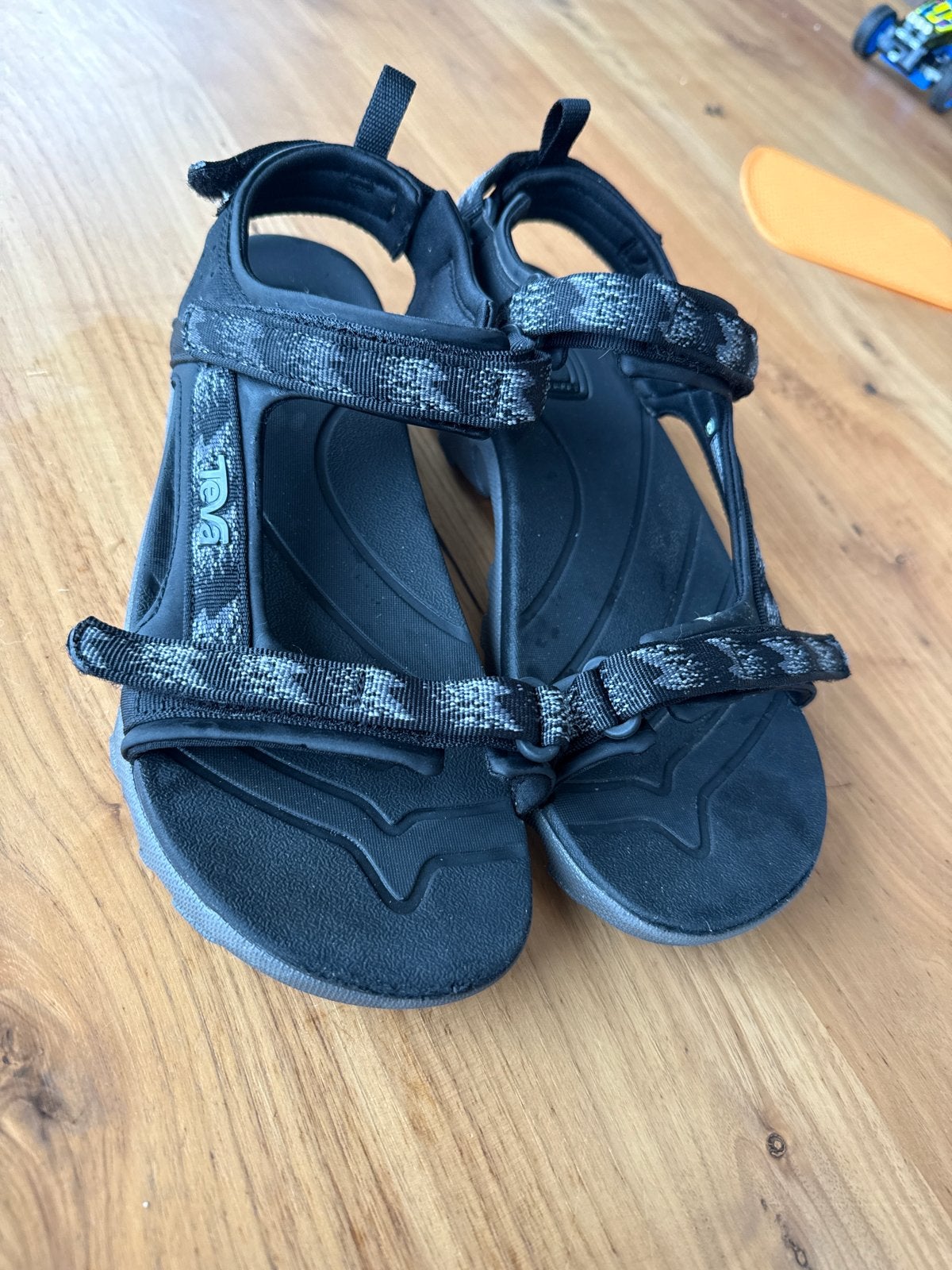 Teva sandalen maat 40 - zo goed als nieuw, Kleding | Heren, Schoenen, Ophalen of Verzenden, Zo goed als nieuw, Zwart, Sandalen