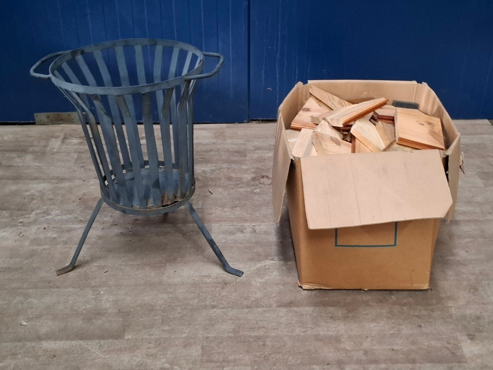 Metalen vuurkorf met gratis doos sprokkelhout, Tuin en Terras, Ophalen, Gebruikt, Vuurkorf