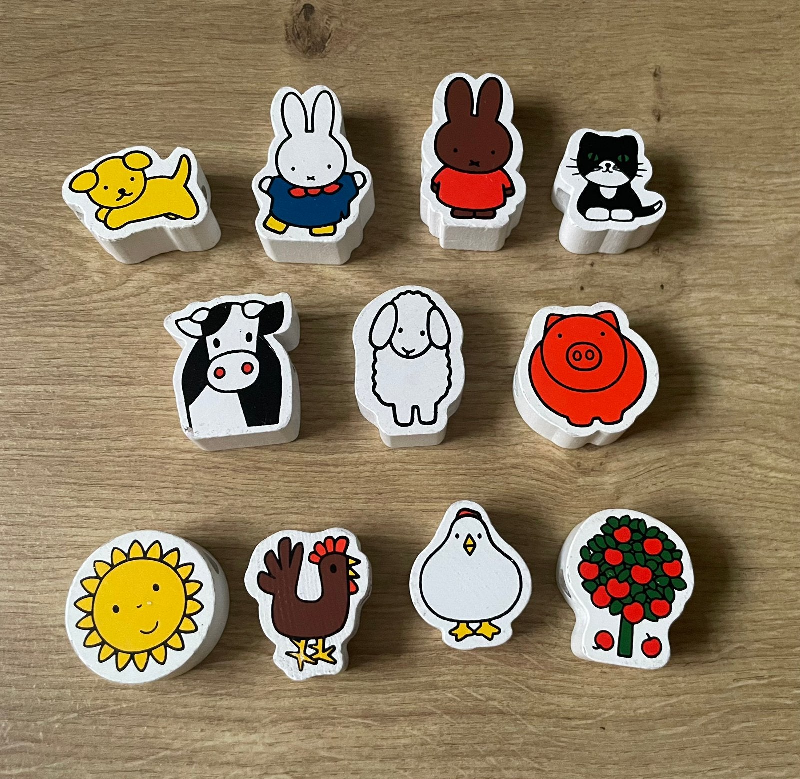 11 houten kralen Nijntje Dick Bruna Mercis boerderij, Ophalen of Verzenden, Zo goed als nieuw, Kraal