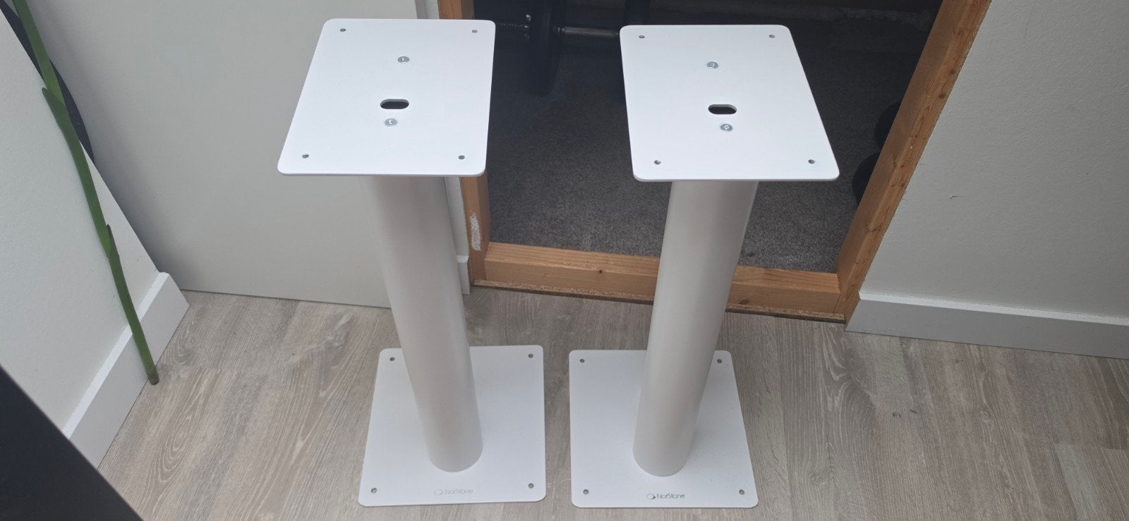 NorStone Stylum 2 Speakerstandaards Wit (Set van 2), Losse componenten, Zo goed als nieuw, Speakers, Ophalen