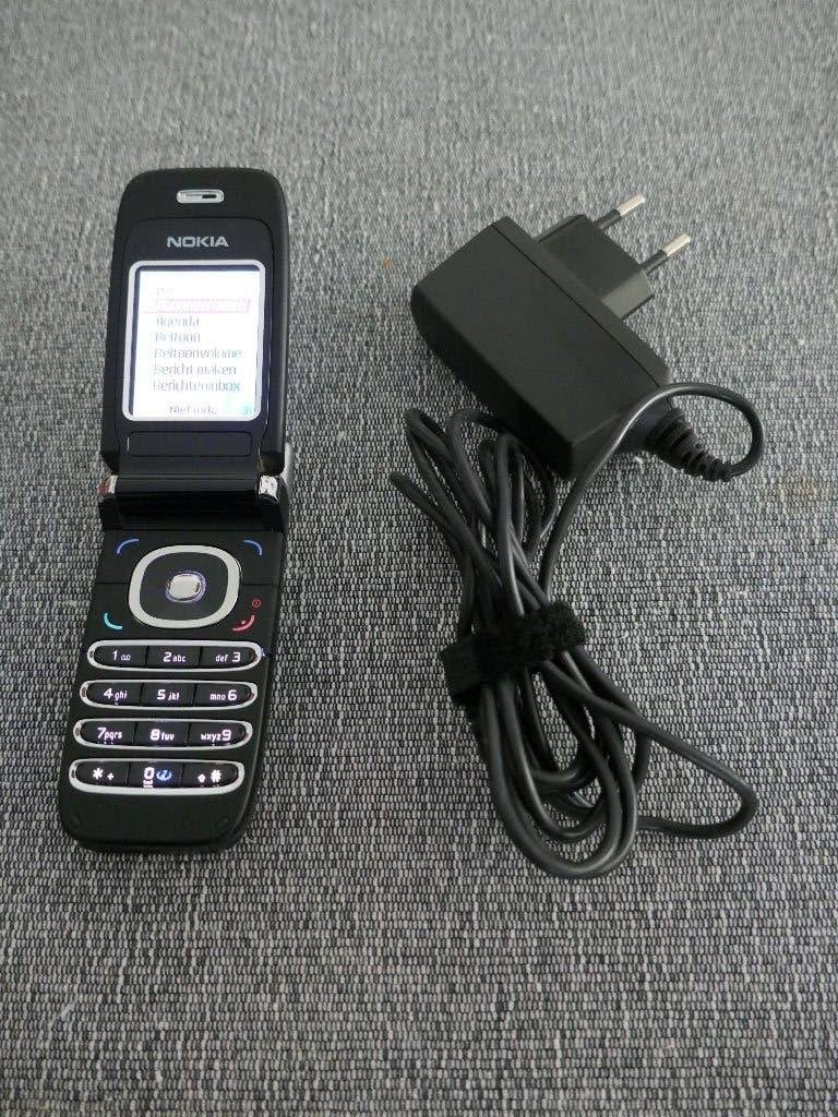 oude Nokia telefoon met oplader, Ophalen of Verzenden, Gebruikt, 6 megapixel of meer, Inklapmodel