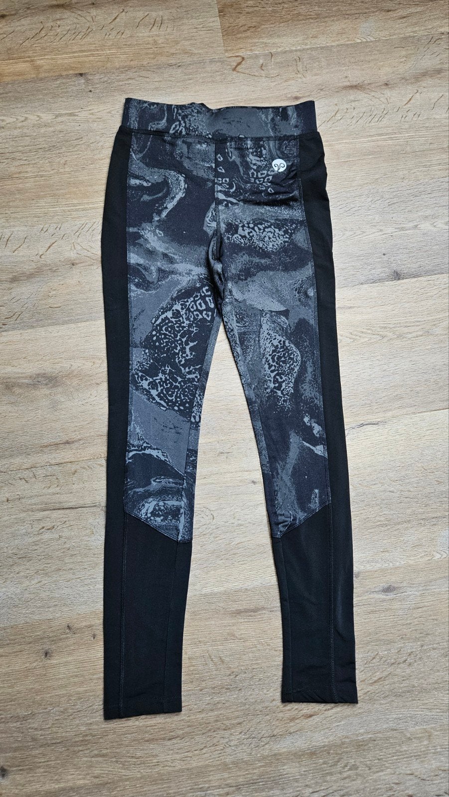 Sportlegging met print - Leonien, Kleding | Dames, Maat 38/40 (M), Ophalen of Verzenden, Fitness of Aerobics, Grijs